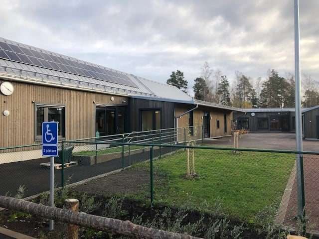Daghemmets byggnad med solpaneler i Lemland
