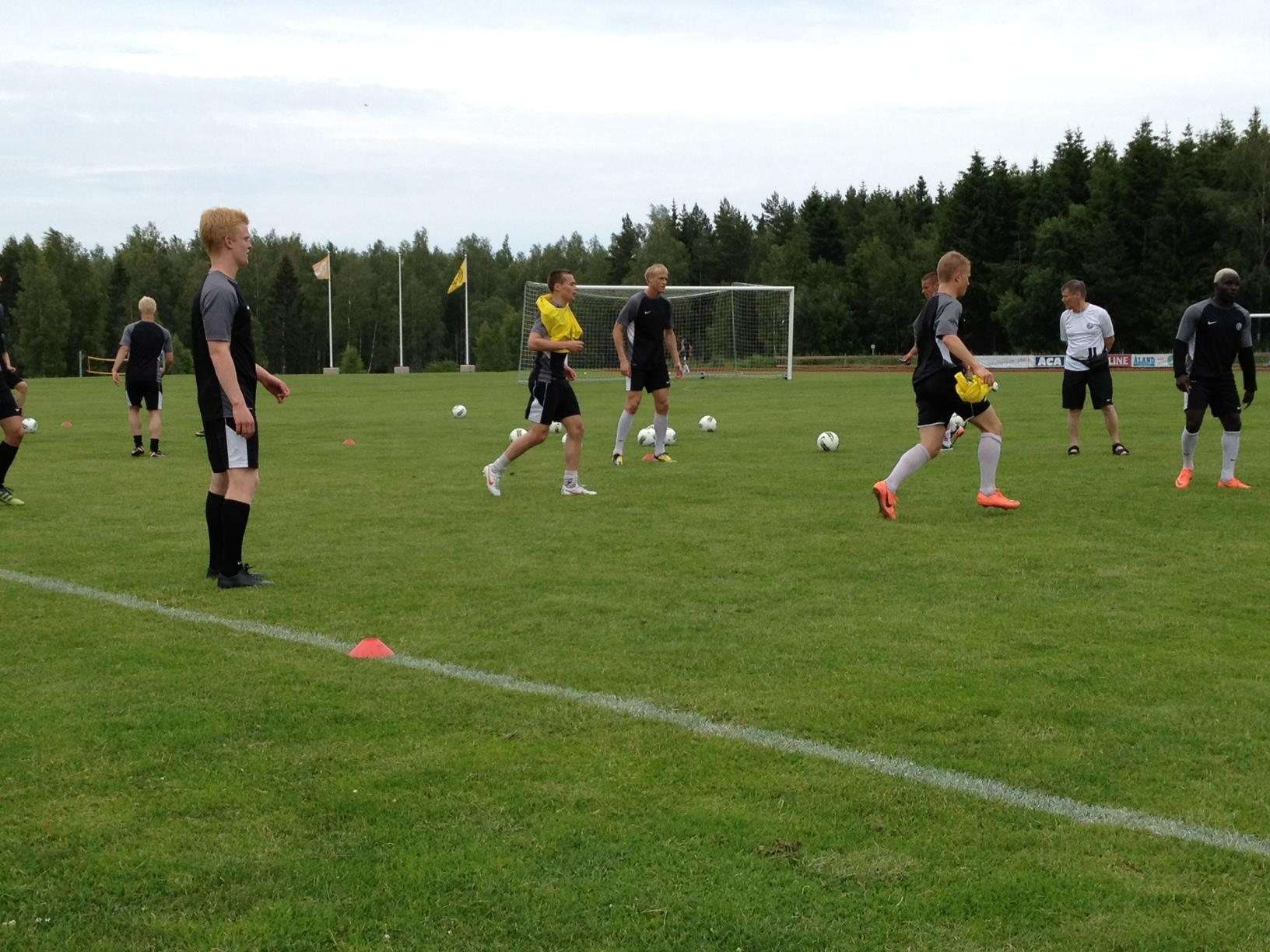 Fotbollsträning på gräsplanen i Lemland