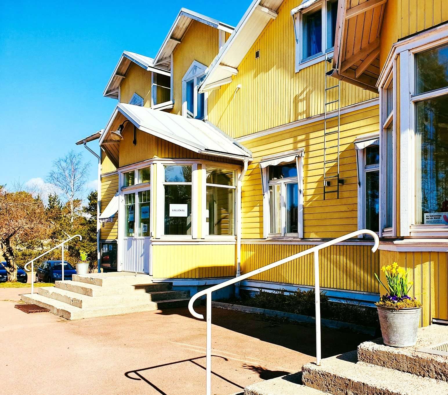 Entrén till det gula kommunhuset i Söderby