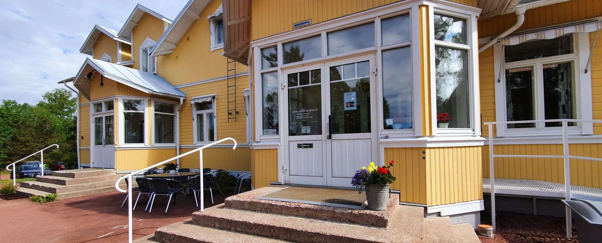 Det gula kommunhuset i Söderby på sommaren