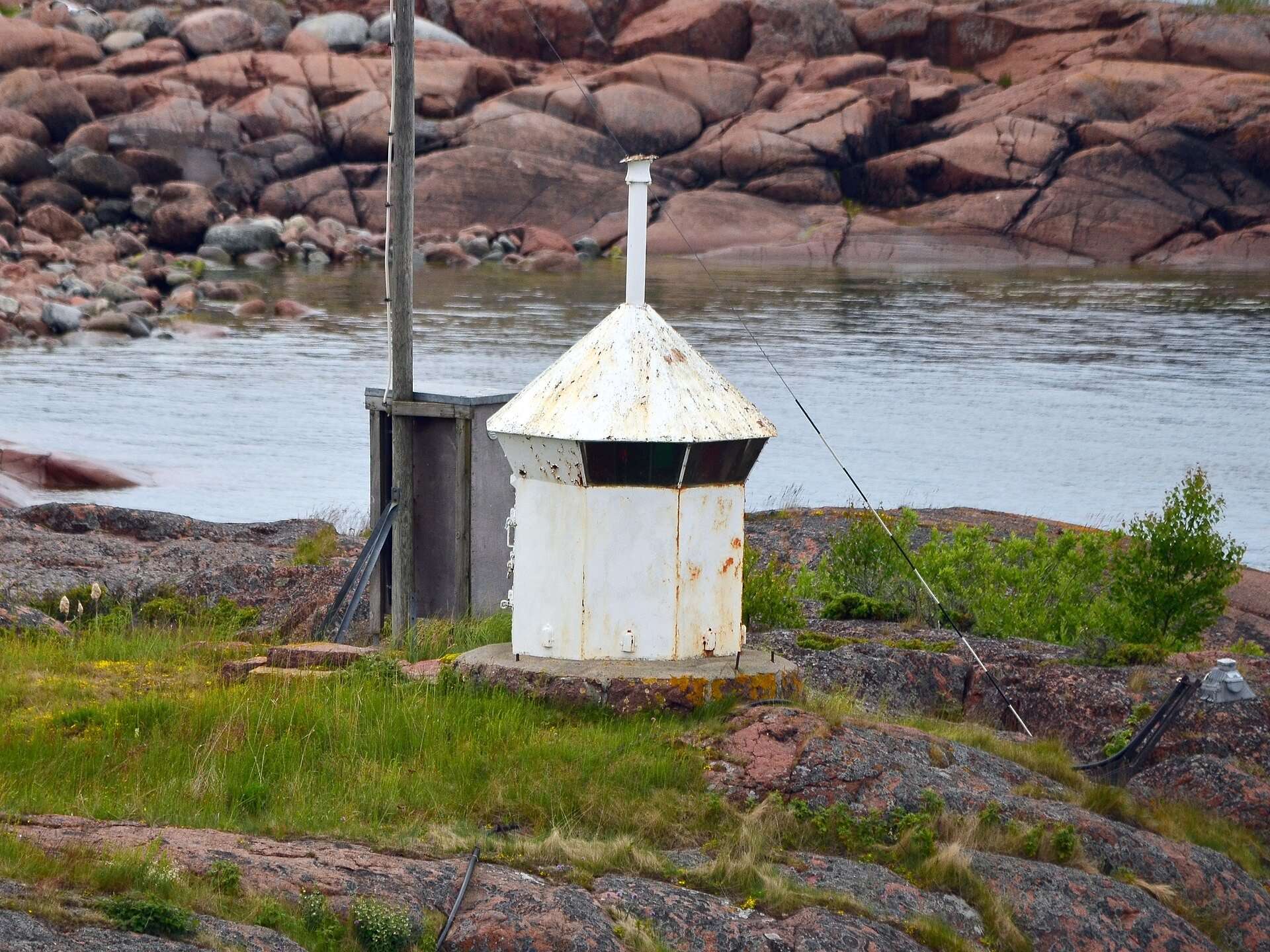 Liten fyr på röda klippor vid Ledskär