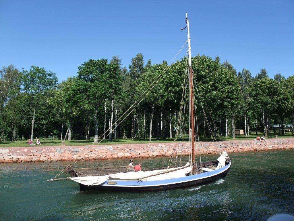 Gaffelriggad segelbåt i kanalen