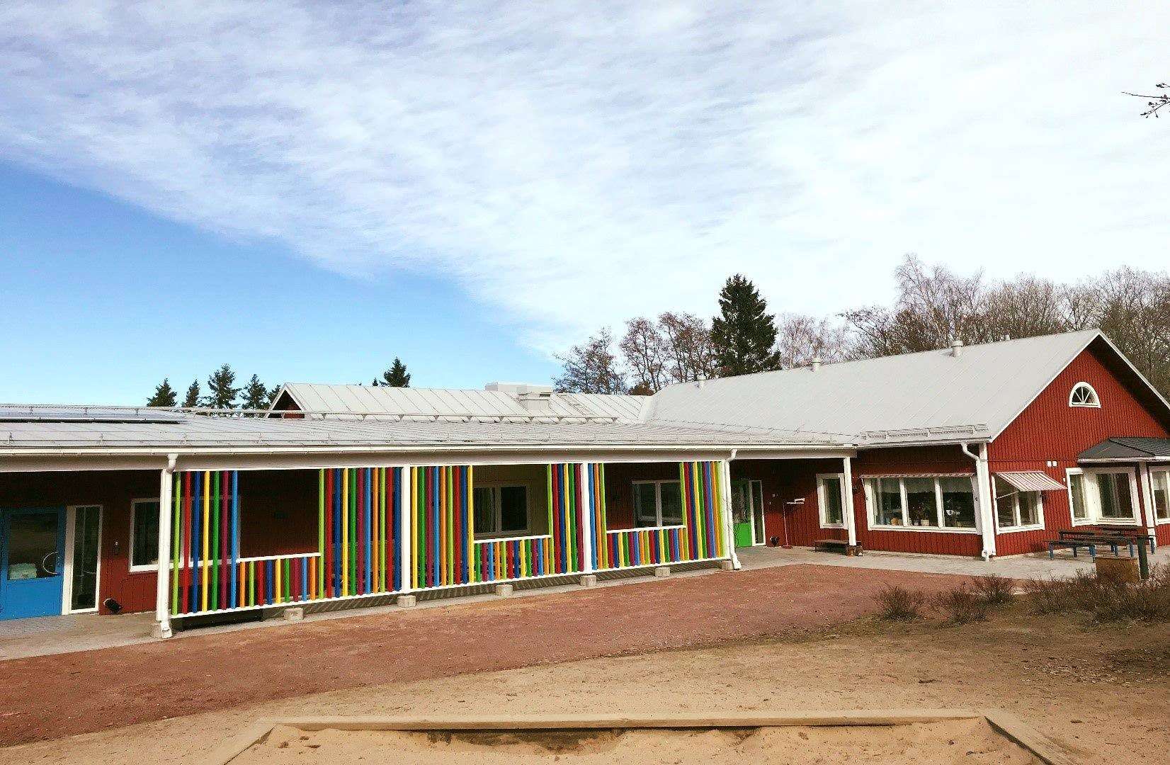 Lemlands skola med färgglada fasadpaneler