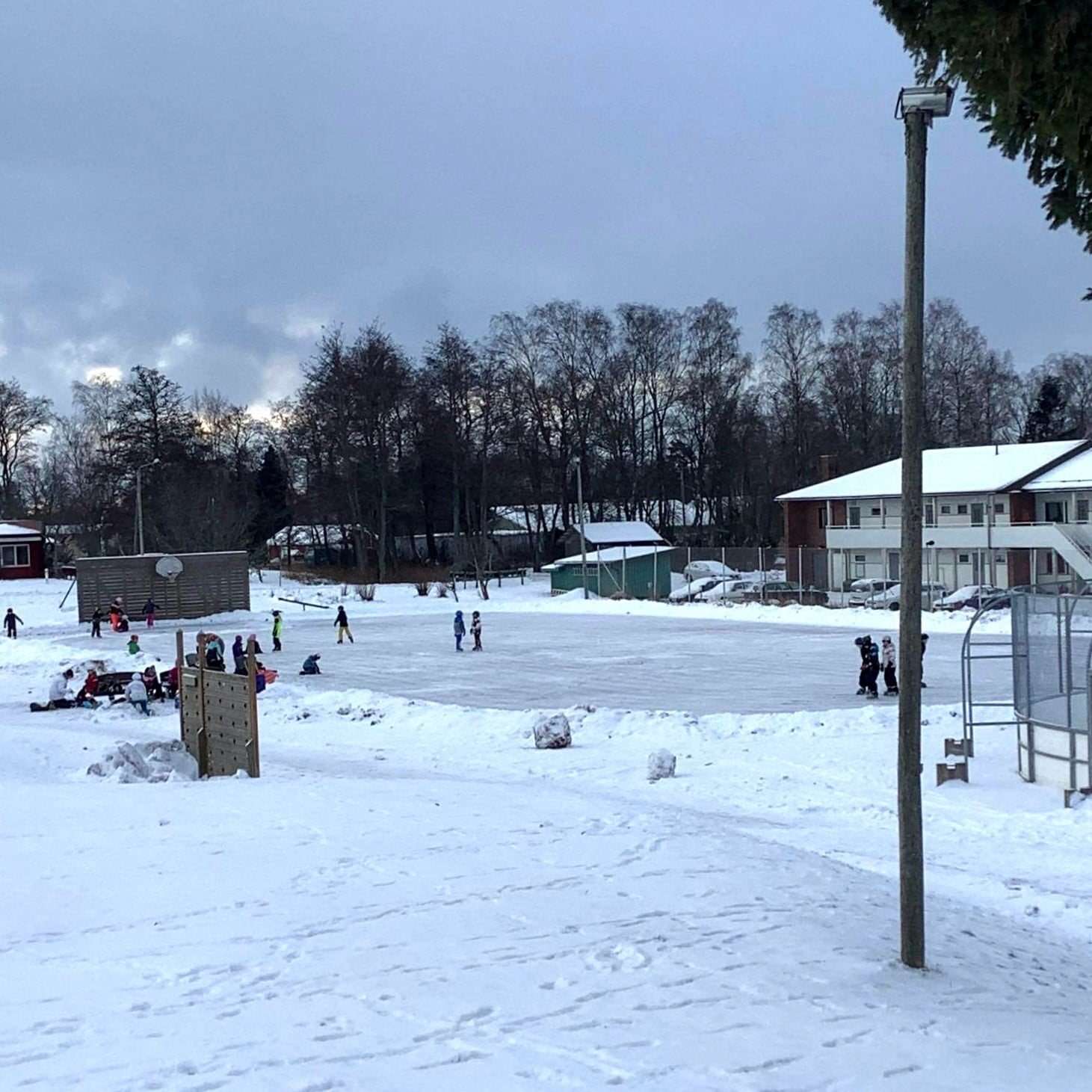 Barn som åker skridskor på en spolad bana i Lemland